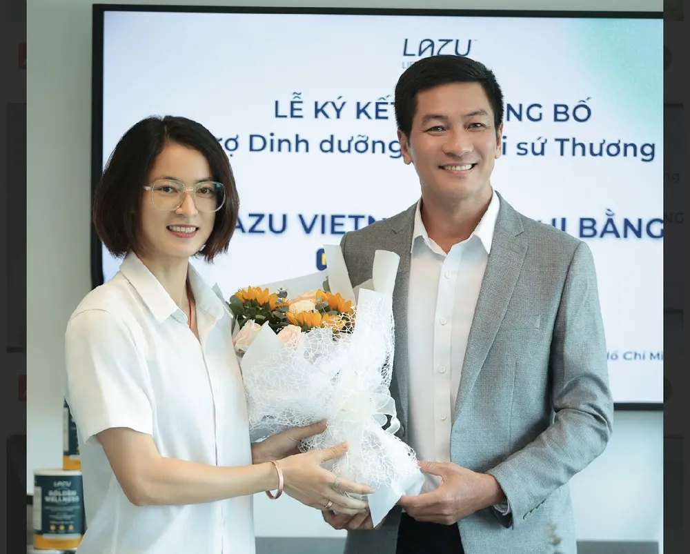 Ban tổ chức trao hoa chúc mừng Lê Thị Bằng tại sự kiện.