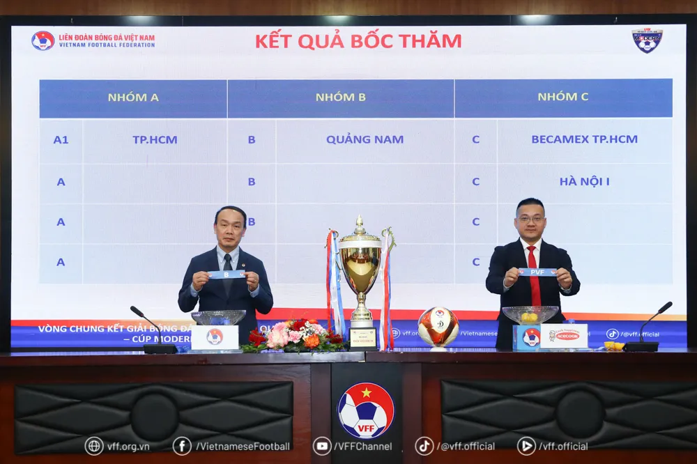 Ông Nguyễn Văn Phú (bên trái) và ông Ngyễn Đức Mẫn trong phần bốc thăm chia bảng.