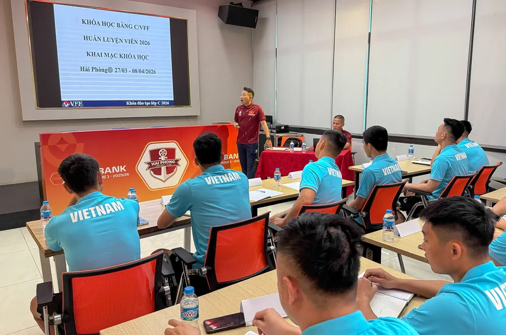 Giảng viên Trần Duy Quang phổ biến chương trình khóa học.