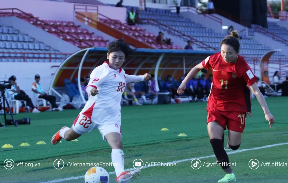 Các cầu thủ U20 nữ Việt Nam để thua U20 nữ Trung Quốc 0-3 ở trận ra quân.