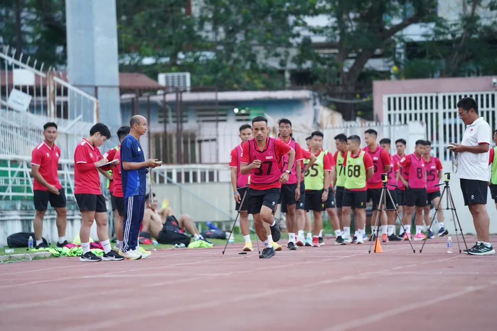 Các trọng tài trong phần kiểm tra thể lực trên sân Thống Nhất hôm 31-3.