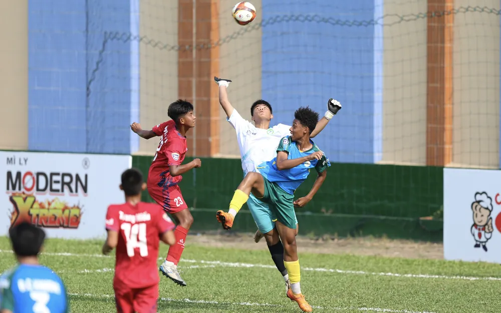 Adu Huỳnh Đức Favour trong pha uy hiếp khung thành đội U15 Tây Ninh. Ảnh: DŨNG PHƯƠNG