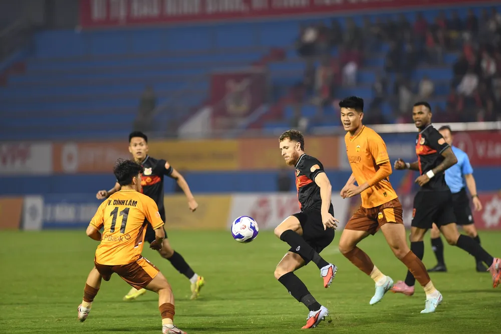 Cuộc so tài giữa Ninh Bình và HA.GL ở trận lượt đi trên sân Ninh Bình.