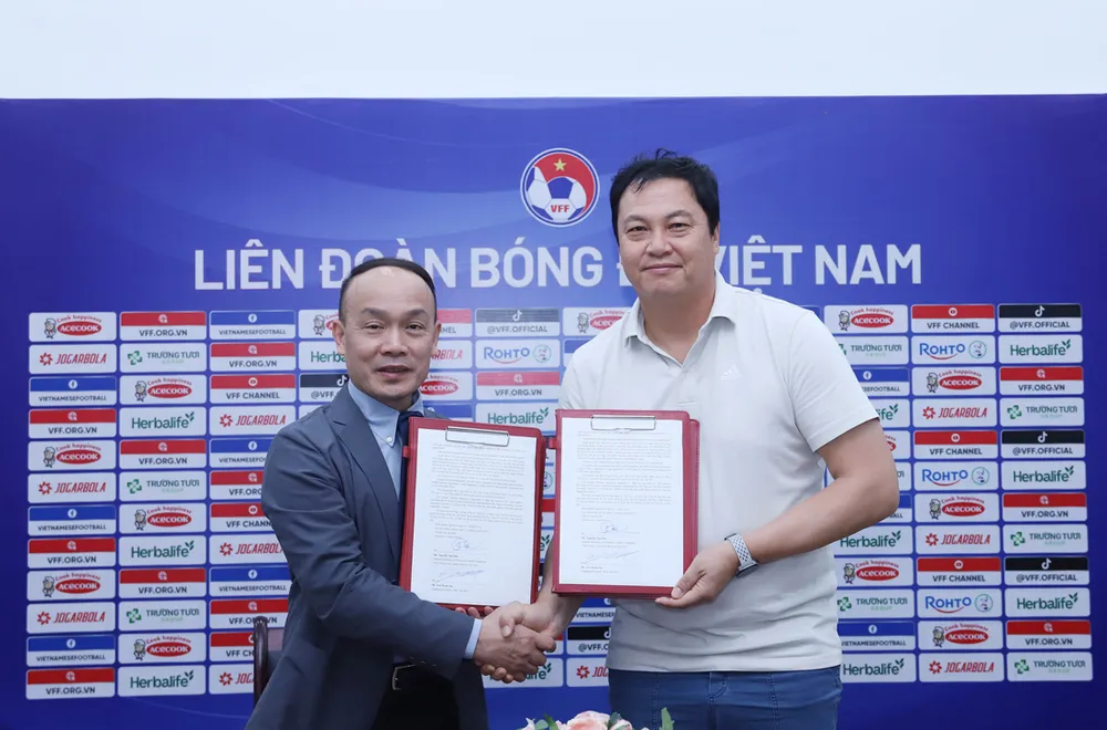 TTK VFF Nguyễn Văn Phú và HLV Lee Woon-jae tại buổi ký hợp đồng sáng 6-4.