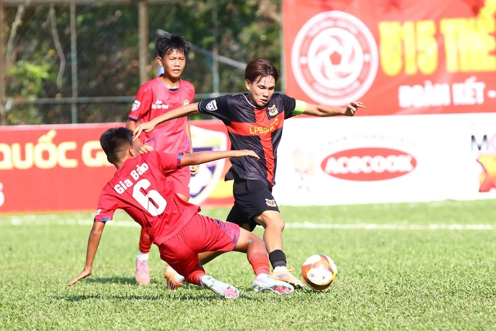 Tây Ninh (áo đỏ) giành vé cuối cùng vào Tứ kết sau chiến thắng 3-2 trước Ninh Bình.