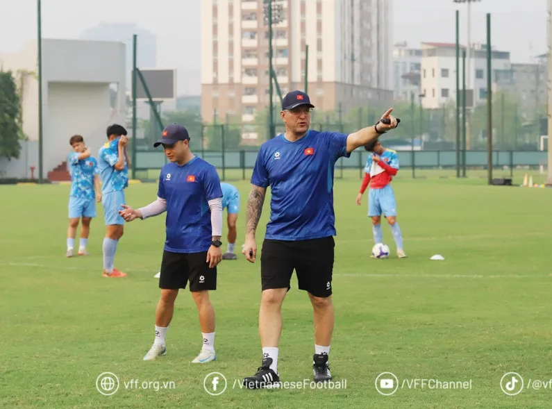 HLV Roland vốn mát tay khi dẫn dắt các đội tuyển trẻ Việt Nam.