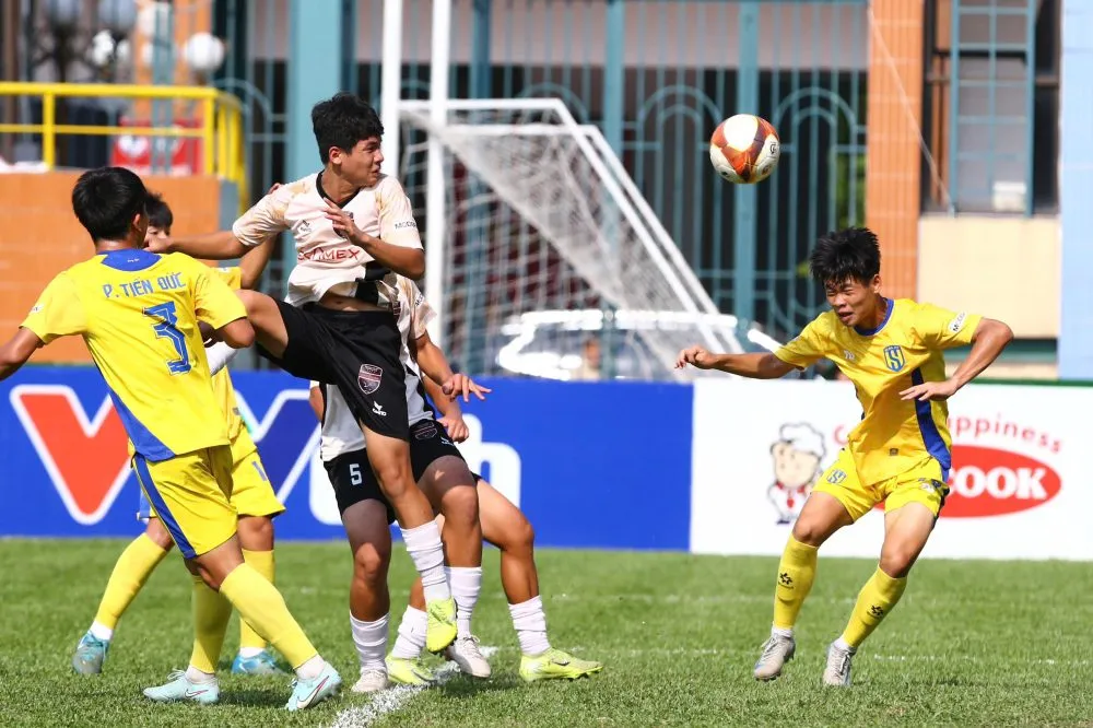 Cuộc rượt đuổi bàn thắng giữa SLNA (áo vàng) và Becamex TPHCM khép lại với tỷ số 5-3 nghiêng về SLNA.