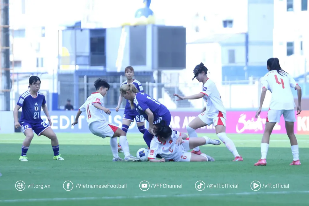 U20 nữ Nhật Bản quá mạnh so với các cầu thủ Việt Nam. Ảnh: VFF