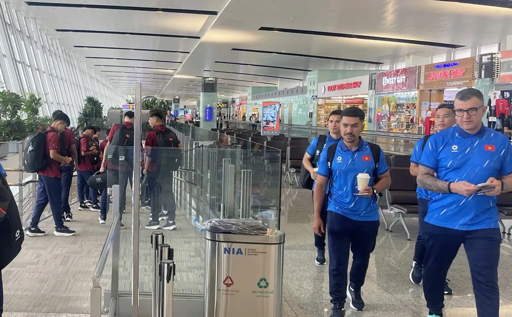 HLV Roland cùng đội tuyển U17 Việt Nam đến Indonesia ngày 11-4.