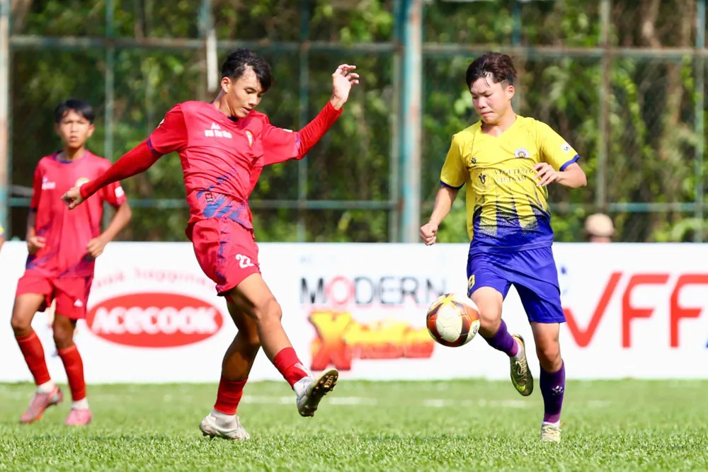 Hà Nội (áo vàng) vượt qua Tây Ninh để giành vé vào chung kết.