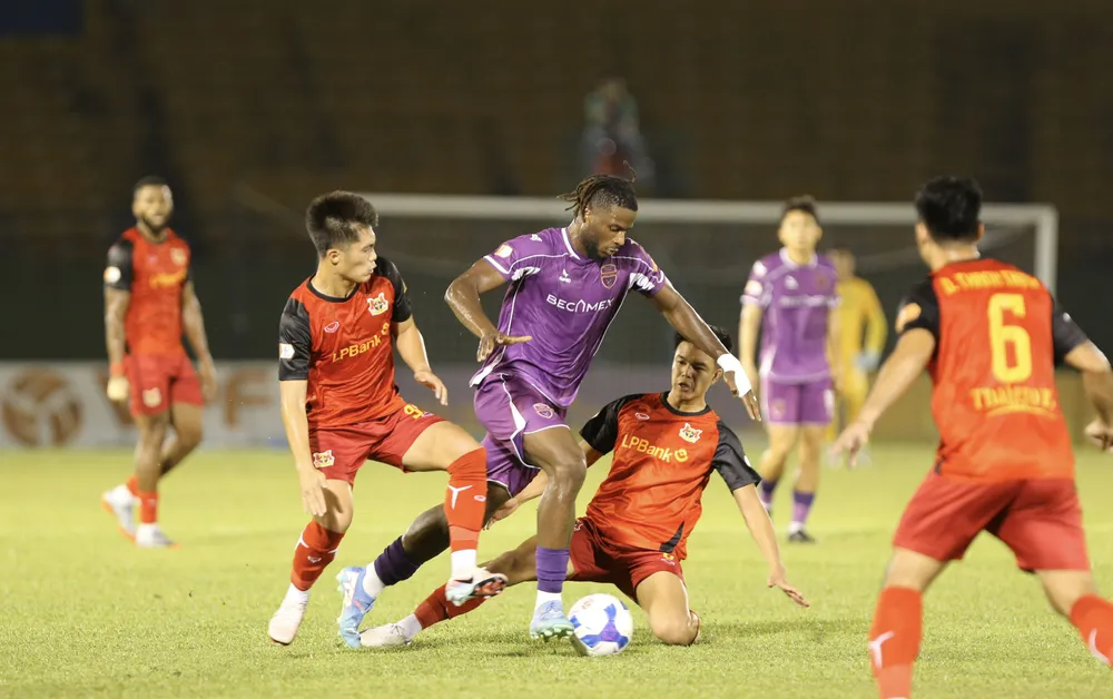 Becamex TPHCM có trận đấu đầy nỗ lực trước Ninh Bình có thực lực mạnh hơn. Ảnh: DŨNG PHƯƠNG