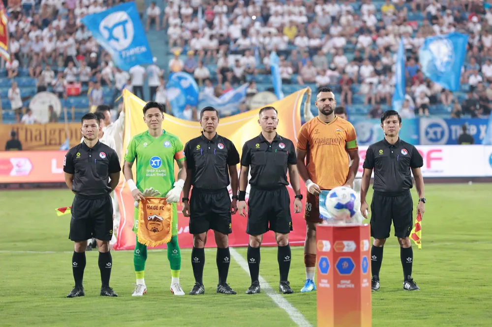 Trọng tài Trung Kiên B bị đội chủ nhà Nam Định phản ứng từ tình huống Xuân Son bị ngã trong vòng 16m50 ở phút 75.