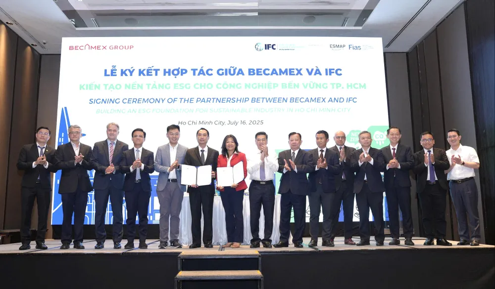 Tập đoàn Becamex (BCM) và Tổ chức Tài chính Quốc tế (IFC) đã chính thức ký kết thỏa thuận hợp tác giúp chuyển đổi các KCN-Đô thị của Becamex và VSIP sang mô hình bền vững, xanh và ESG.
