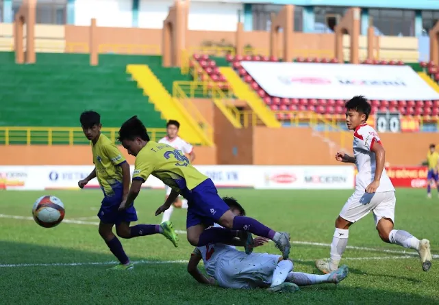 U15 Hà Nội có thế trận lấn lướt trước Viettel và giành chiến thắng xứng đáng. Ảnh: DŨNG PHƯƠNG