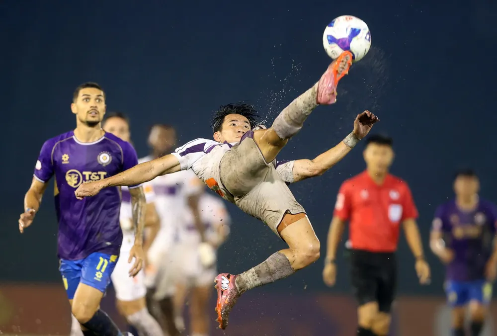 Hàng thủ Becamex TPHCM hứa hẹn sẽ vất vả trong chuyến làm khách trên sân Hàng Đẫy ở vòng 19. Ảnh: VPF