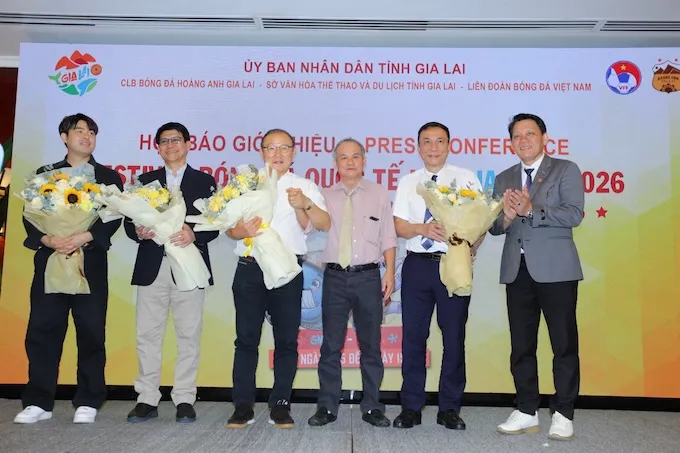 Các thành viên trong BTC giải chụp ảnh lưu niệm tại buổi lễ. Ảnh: DŨNG PHƯƠNG