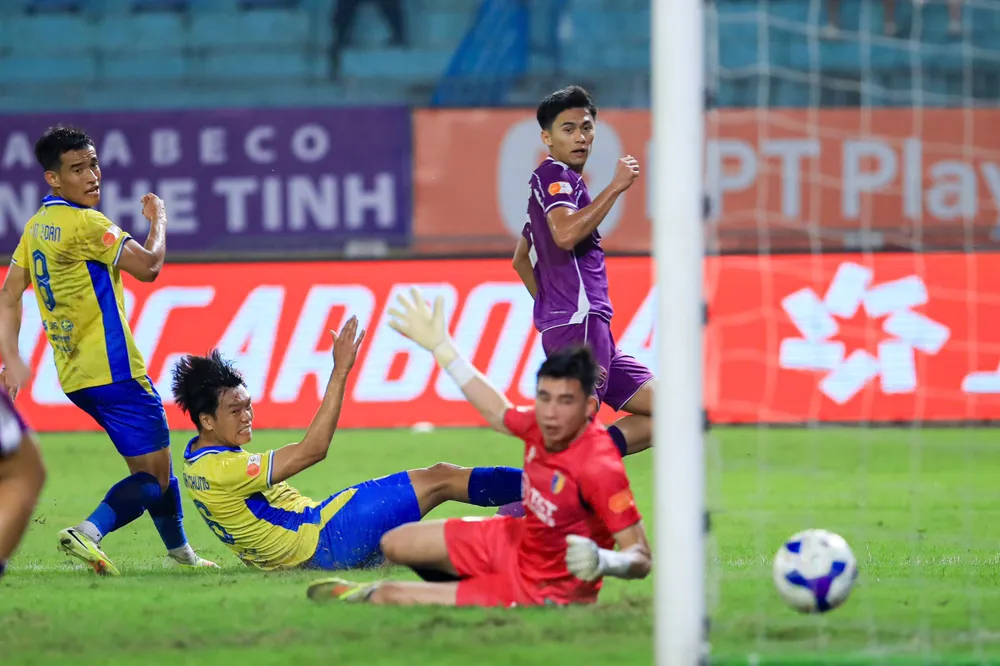 Việt Cường ghi hai bàn nhưng không cứu được thất bại chung cuộc của Becamex TPHCM. Ảnh: MINH HOÀNG