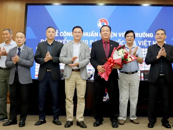 Phó chủ tịch VFF Trần Anh Tú trao hoa chúc mừng HLV Hoàng Văn Phúc.