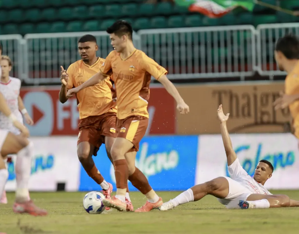 CLB Viettel (áo trắng) đã trắng tay ở trận lượt đi trên sân Pleiku. Ảnh: VPF