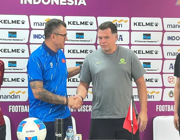 HLV Carl Veart (bên phải) và HLV Roland tại buổi họp báo. Ảnh: ĐOÀN NHẬT