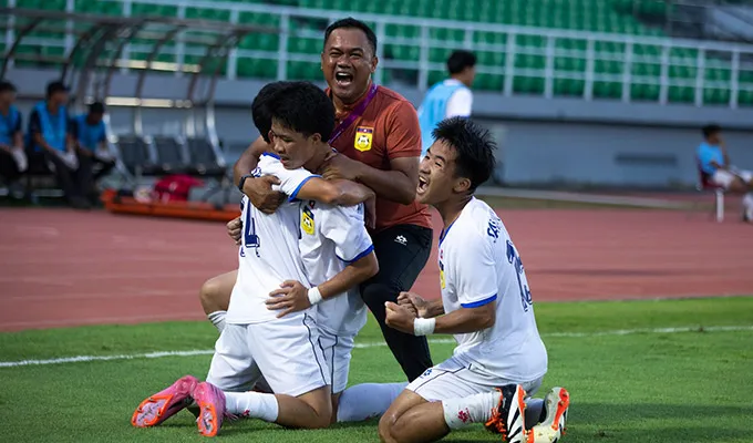 Thầy trò đội U17 Lào vui mừng sau trận thắng U17 Thái Lan để lấy vé vào bán kết. Ảnh: LĐBĐ Lào