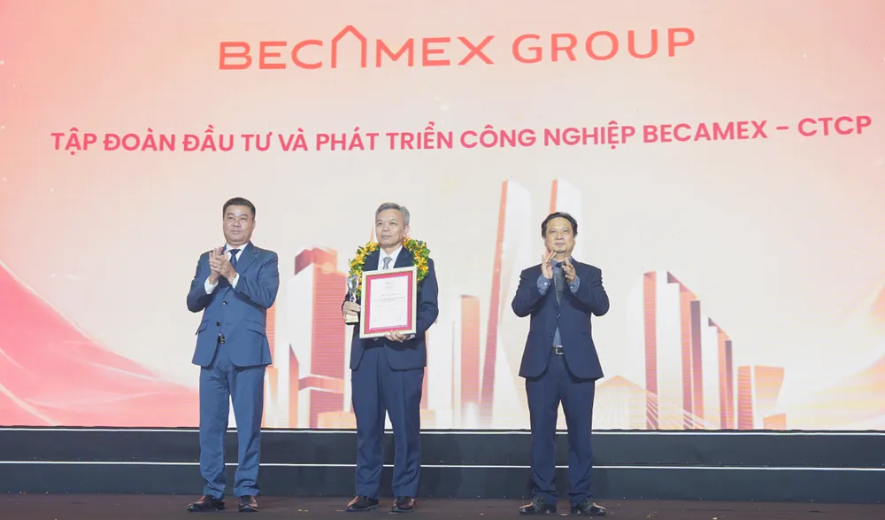 Ông Nguyễn Văn Thanh Huy, Phó Tổng Giám đốc Tập đoàn Becamex, nhận vinh danh Top 10 Công ty bất động sản công nghiệp uy tín năm 2026.
