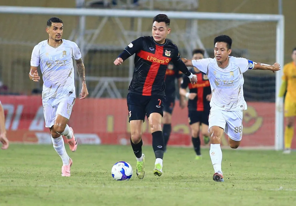 Ở trận lượt đi trên sân Hàng Đẫy, các cầu thủ Ninh Bình đã giành chiến thắng 2-1.