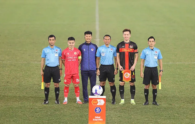 Trọng tài ngoại tái xuất hiện ở V-League sau những phản ứng với "vua sân cỏ" trong những vòng vừa qua. Ảnh: VPF