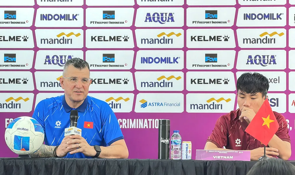 HLV Roland cùng các học trò tiếp tục "bay" ở giải vô địch U17 Đông Nam Á 2026. Ảnh: ĐOÀN NHẬT