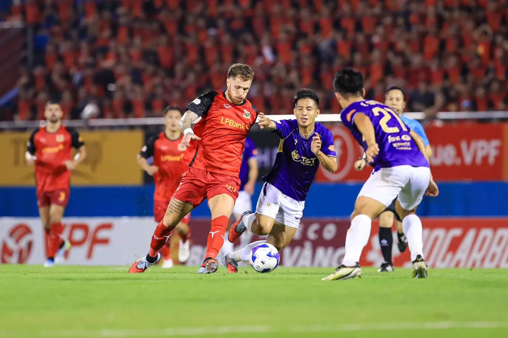 Geovanne (Ninh Bình) nỗ lực đi bóng trước sự ngăn cản của Hùng Dũng và Đình Hai.