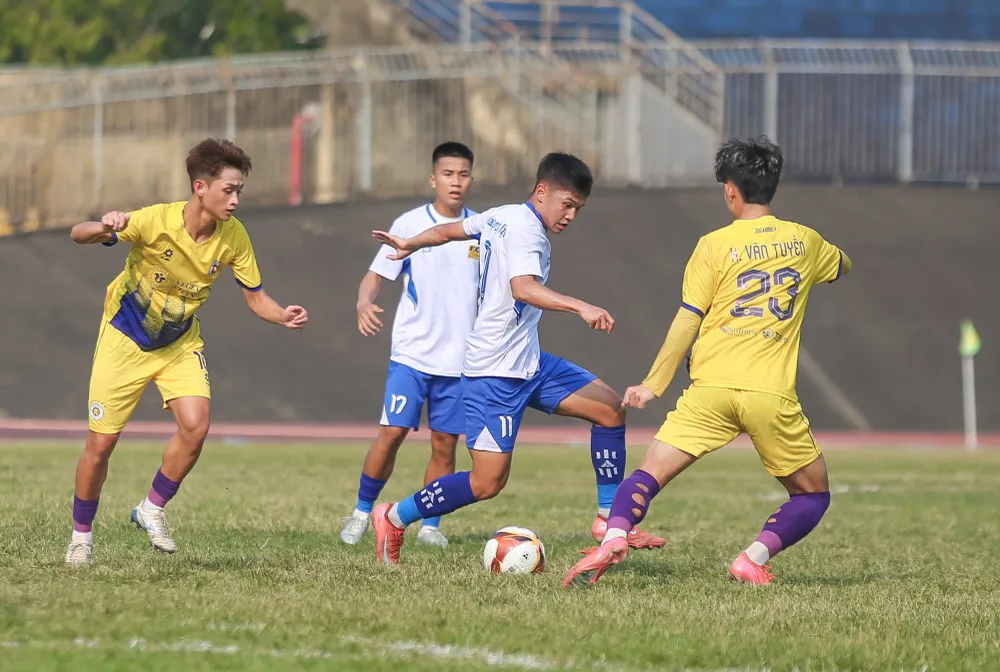 Cuộc so tài giữa cựu binh hạng Nhất, CLB bóng đá Huế và Trẻ Hà Nội.