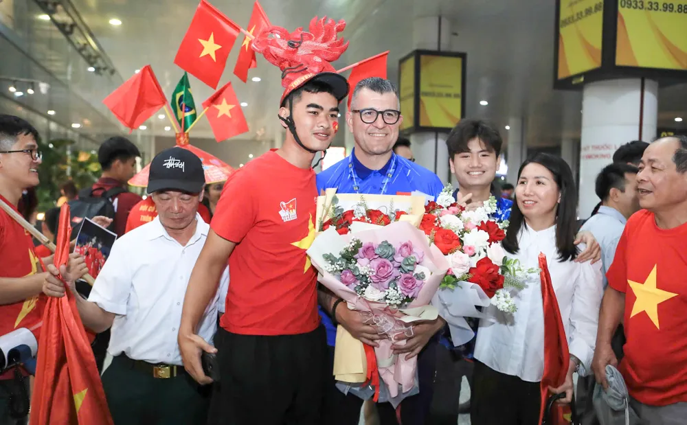 Đông đảo người hâm mộ ra sân bay Nội Bài chào đón thầy trò đội tuyển U17 Việt Nam khi về nước vào tối 26-4.