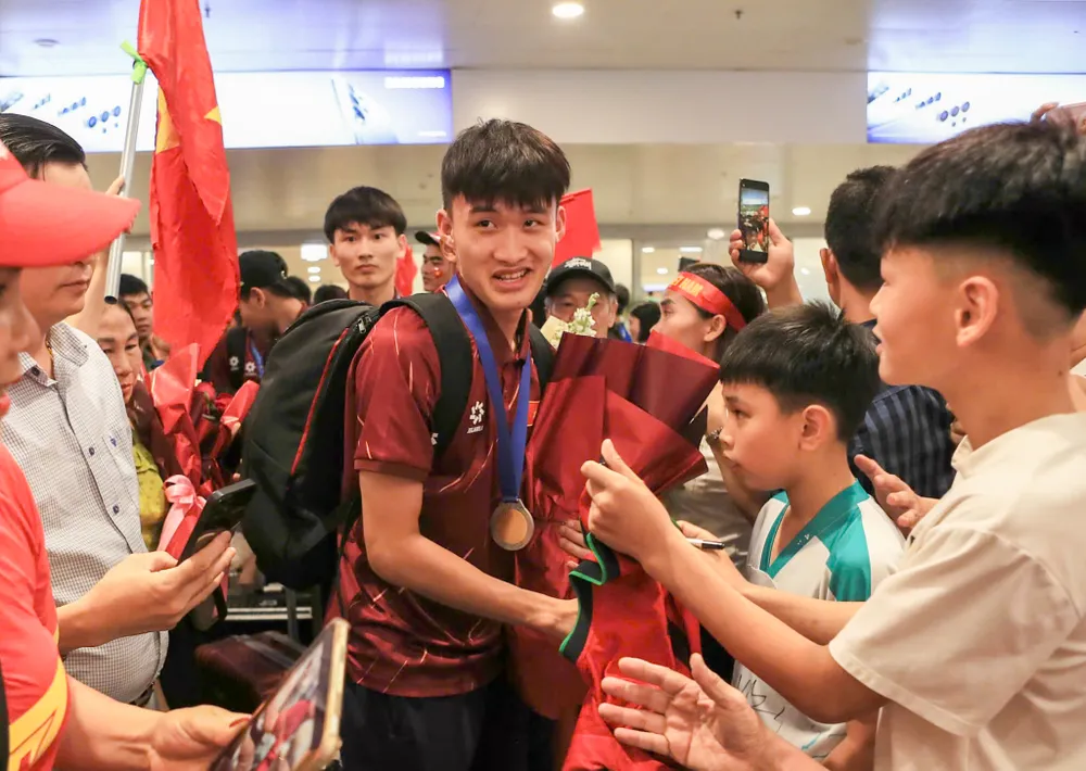 Đội tuyển U17 Việt Nam về nước trong sự chào đón nồng nhiệt của người hâm mộ vào tối 26-4. Ảnh: ĐOÀN NHẬT