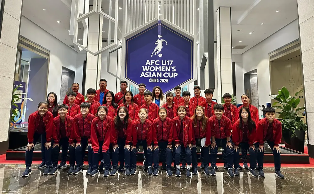 Thầy trò HLV Masahiko đến Tô Châu (Trung Quốc) vào chiều 28-4.