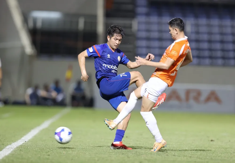 VPF (áo xanh) đang so kè cùng Đà Nẵng ở vị trí cuối bảng xếp hạng V-League 2026-2027.