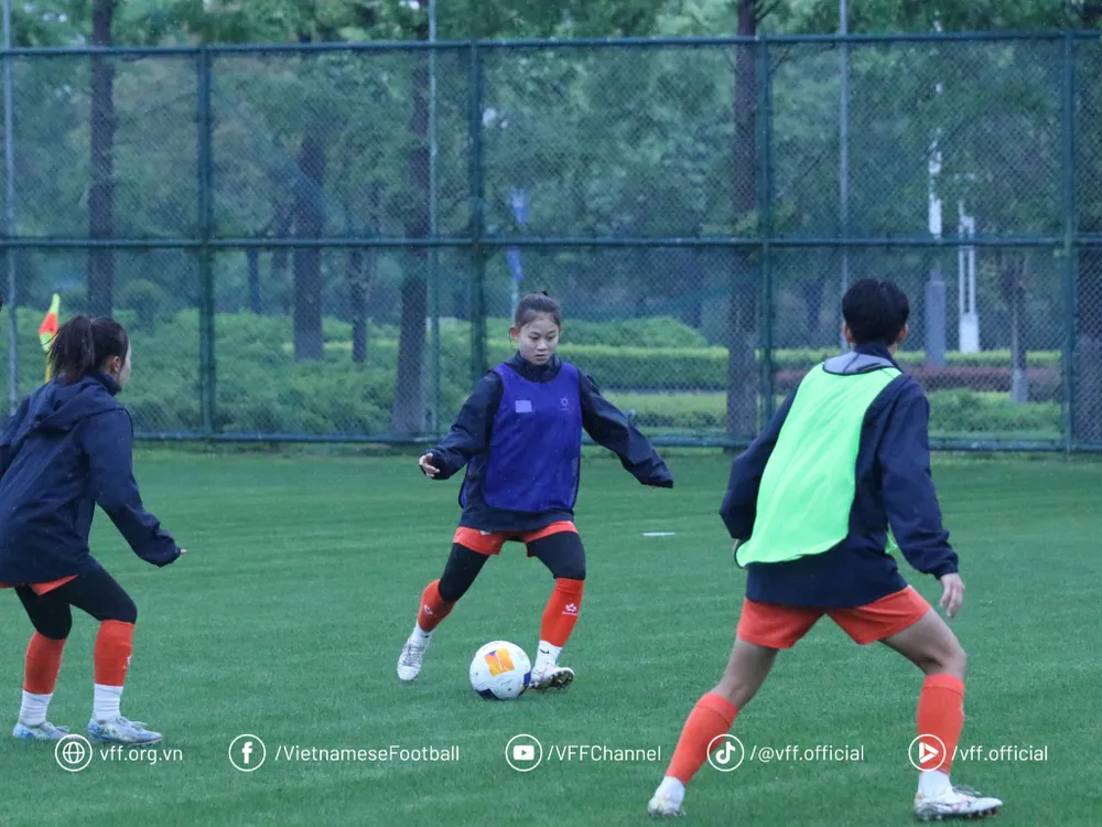 Thời tiết khoảng 11 độ cùng mưa buộc các cô gái Việt Nam phải sớm thích nghi. Ảnh: ĐOÀN NHẬT