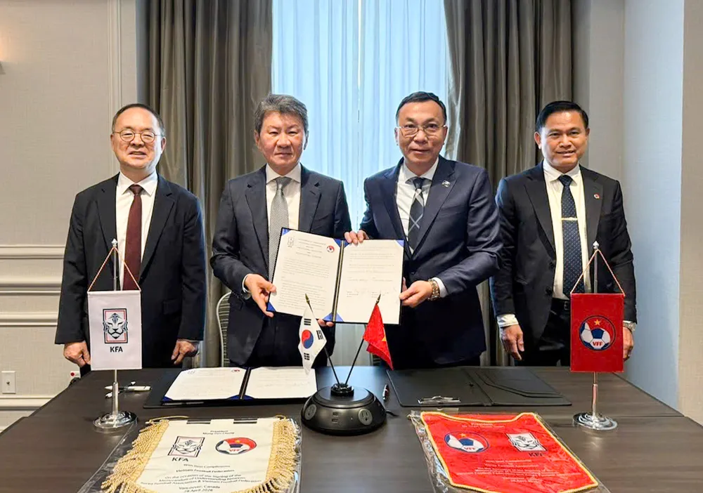 Chủ tịch LĐBĐ Việt Nam Trần Quốc Tuấn và Chủ tịch LĐBĐ Hàn Quốc Chung Mong Gyu tại buổi ký kết. Ảnh: ĐOÀN NHẬT