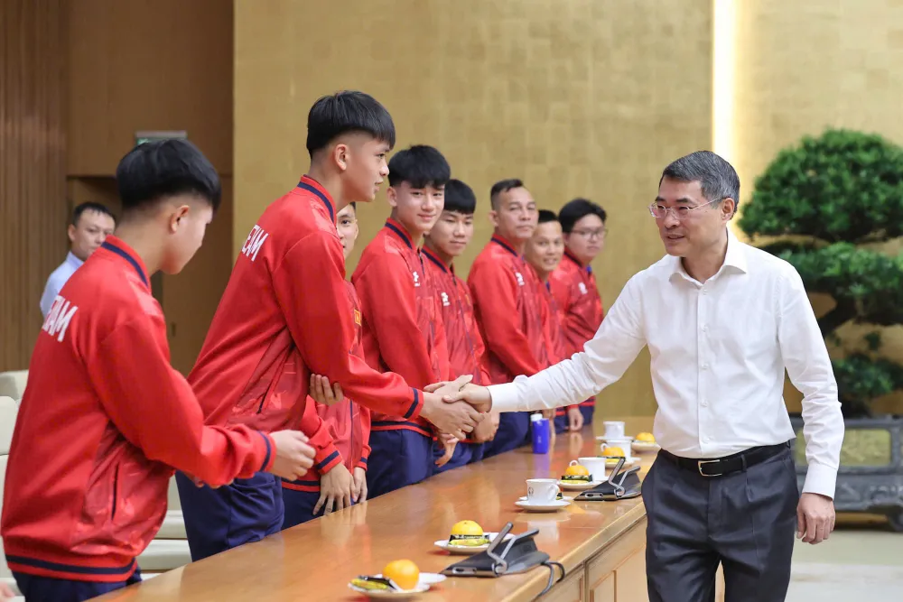 Thủ tướng Chính phủ Lê Minh Hưng gặp mặt, chúc mừng đội tuyển bóng đá nam U17 quốc gia Việt Nam – Ảnh: NHẬT BẮC