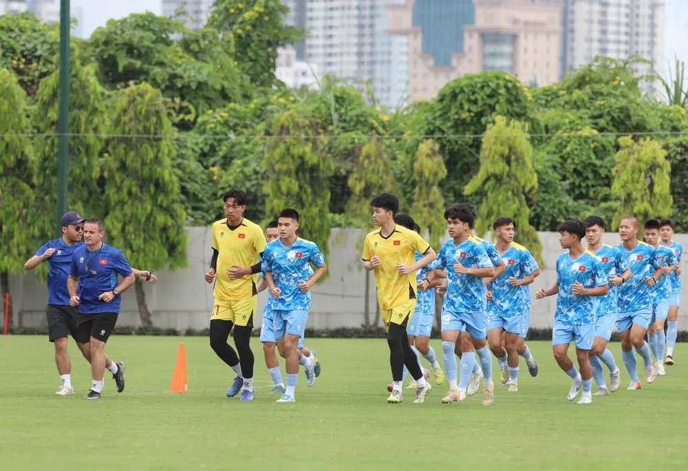 U19 Việt Nam trên sân tập ngày 29-4.
