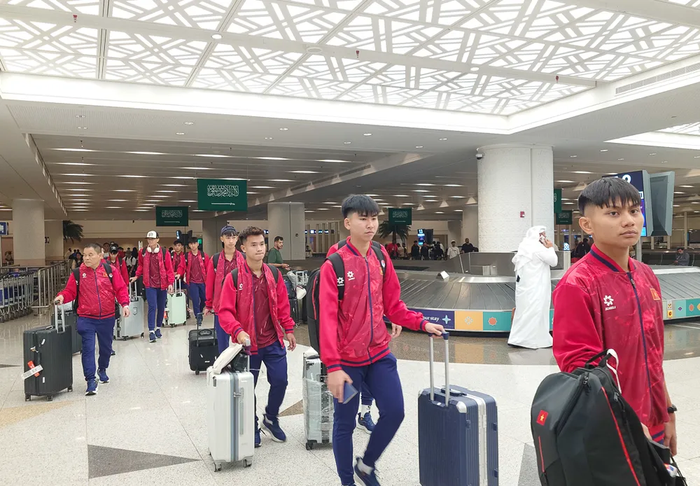 Đội tuyển U17 Việt Nam đến Saudi Arabia sau hơn 12 giờ di chuyển. Ảnh: ĐOÀN NHẬT