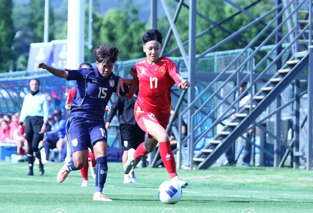 Hai đội U17 nữ Việt Nam và Thái Lan chia điểm ở ngày ra quân. Ảnh: ĐOÀN NHẬT