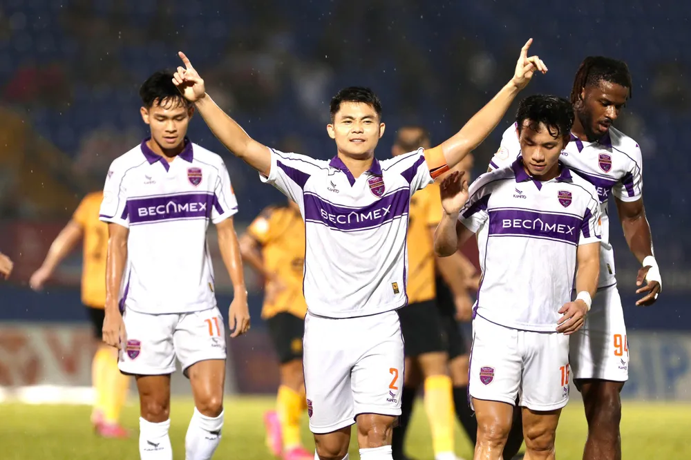 Tùng Quốc giúp đội chủ nhà vượt lên dẫn trước vào phút 11. Ảnh: DŨNG PHƯƠNG