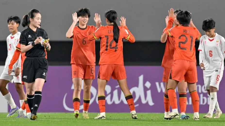 Các cầu thủ chủ nhà U17 Trung Quốc giành chiến thắng áp đảo trước U17 nữ Myanmar. Ảnh: AFC