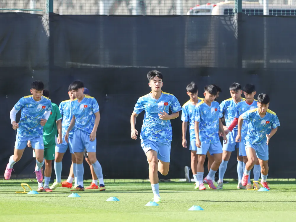 U17 Việt Nam trên sân tập ngày 2-5. Ảnh: ĐOÀN NHẬT