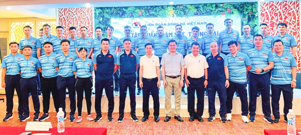 Lãnh đạo VFF và Ban trọng tài chụp ảnh lưu niệm cùng các trọng tài tham gia lớp tập huấn.