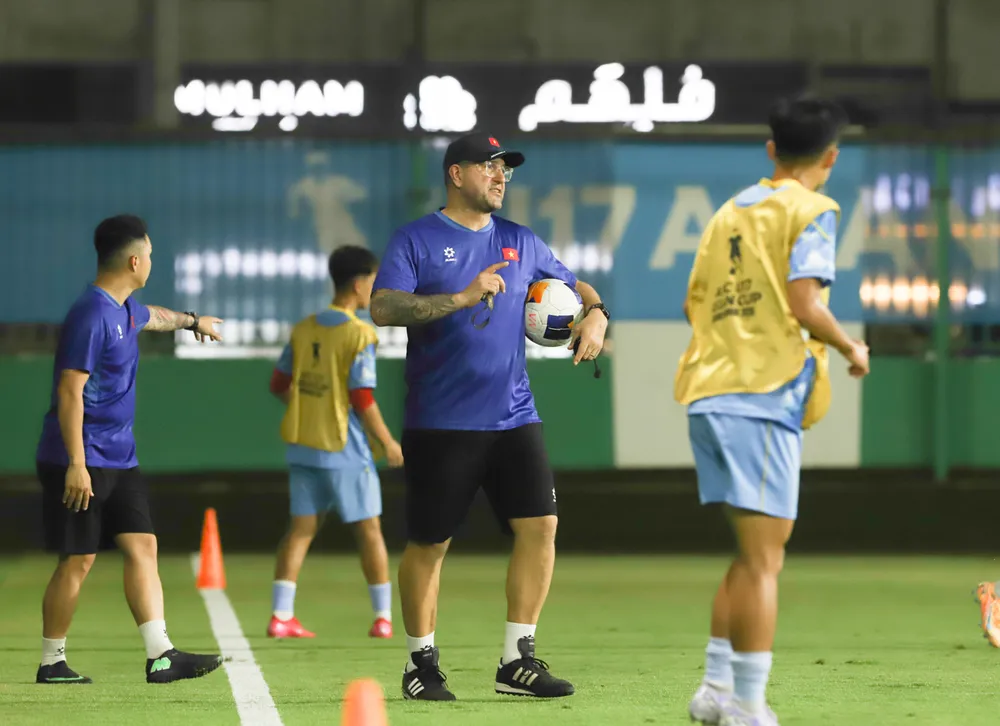 Thầy trò đội U17 Việt Nam trên sân tập vào tối 4-5. Ảnh: ĐOÀN NHẬT