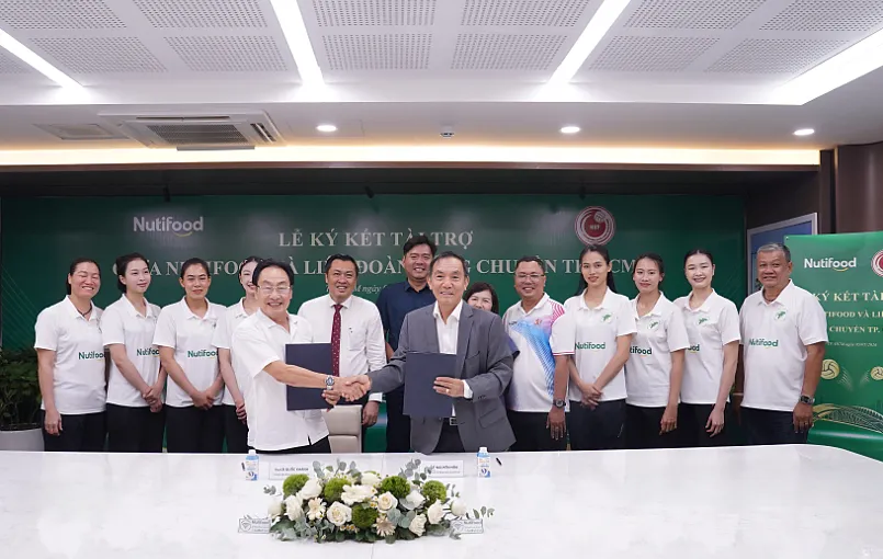 Lãnh đạo hai đơn vị tại lễ ký hợp đồng tài trợ ngày 5-5.