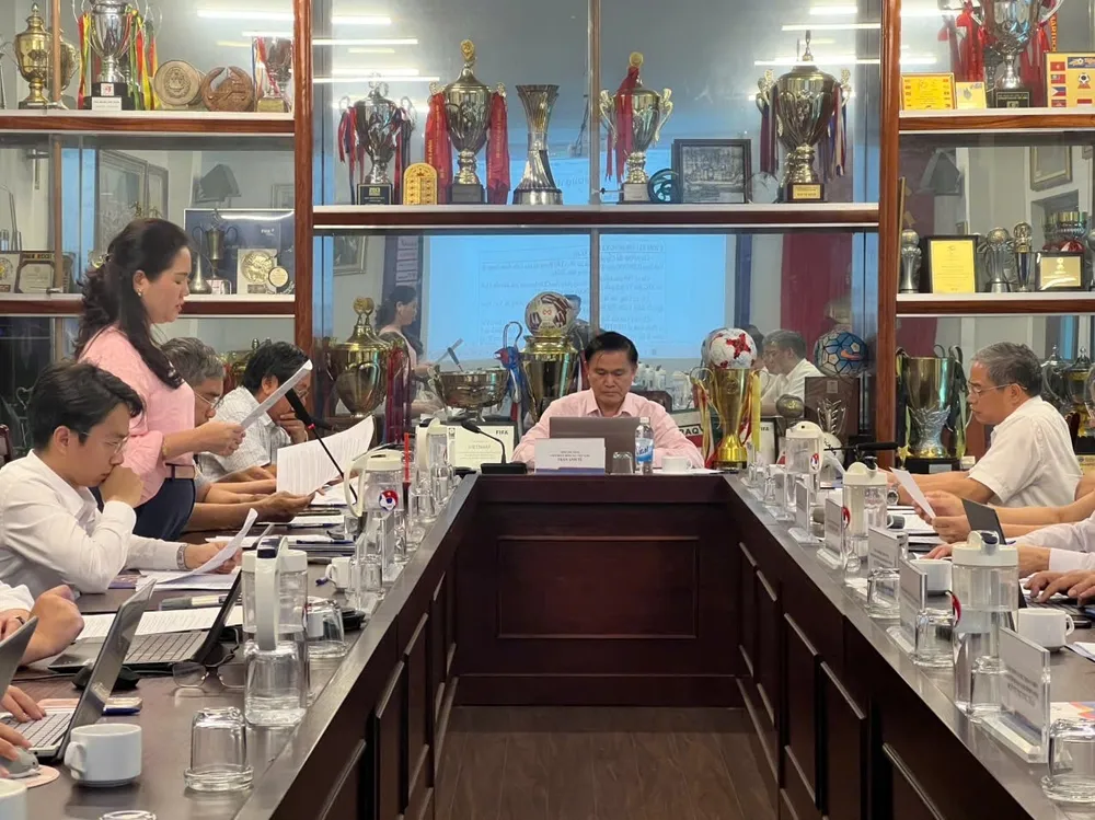 Ông Trần Anh Tú, Phó chủ tịch VFF chủ trì cuộc họp.