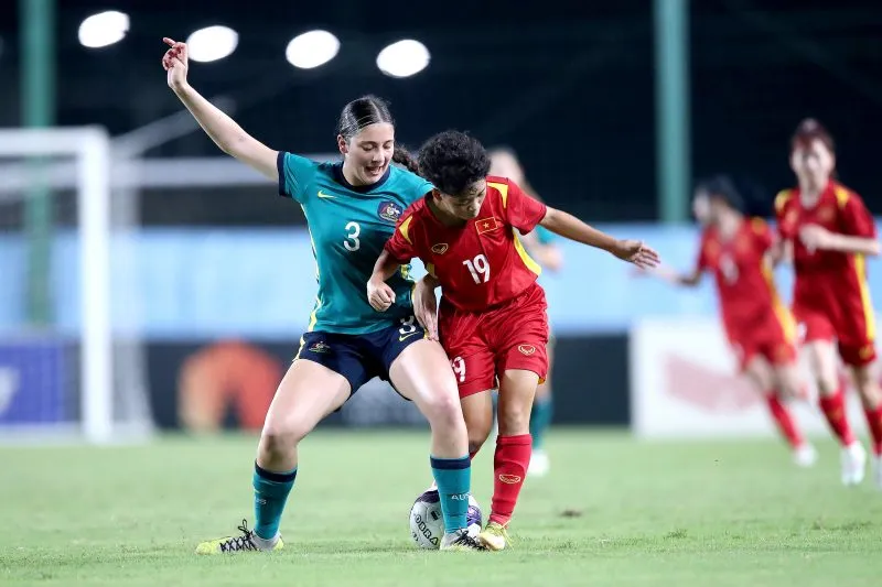 U17 nữ Việt Nam ở cuộc so tài cùng U17 nữ Australia vào năm 2023. Ảnh: VFF