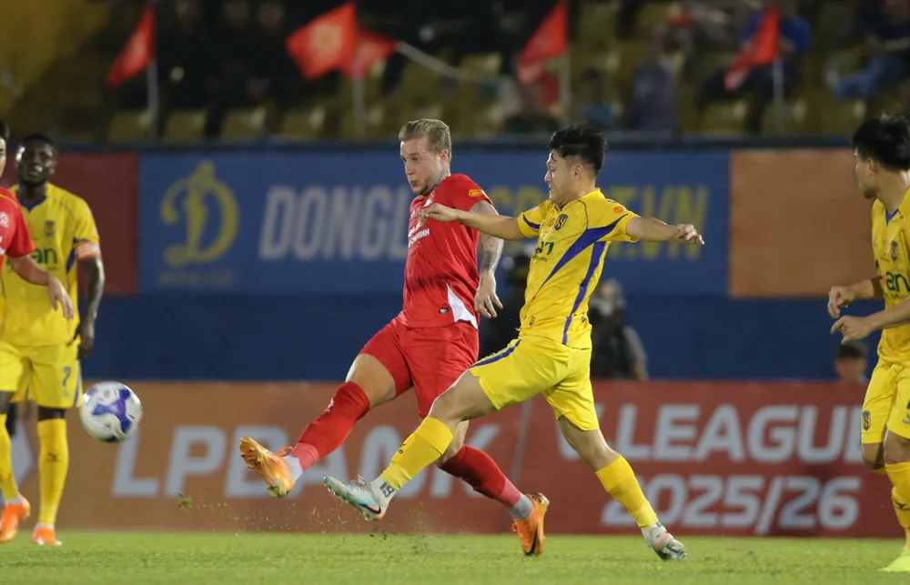 Williams, tác giả bàn gỡ 1-1 cho đội chủ nhà, khởi đầu cho chiến thắng ngược dòng 3-1. Ảnh: DŨNG PHƯƠNG